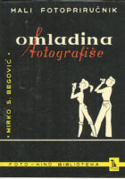 Omladina fotografiše